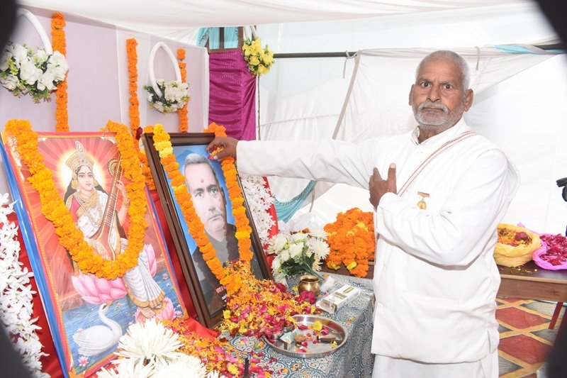 श्रद्धांजलि अर्पित